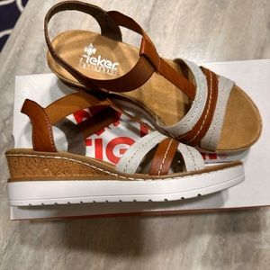 Sz 37(7)⭐️NWT Rieker Brown/Cream T-strap  Sandals With a Hint of Sparkle 5.5cm